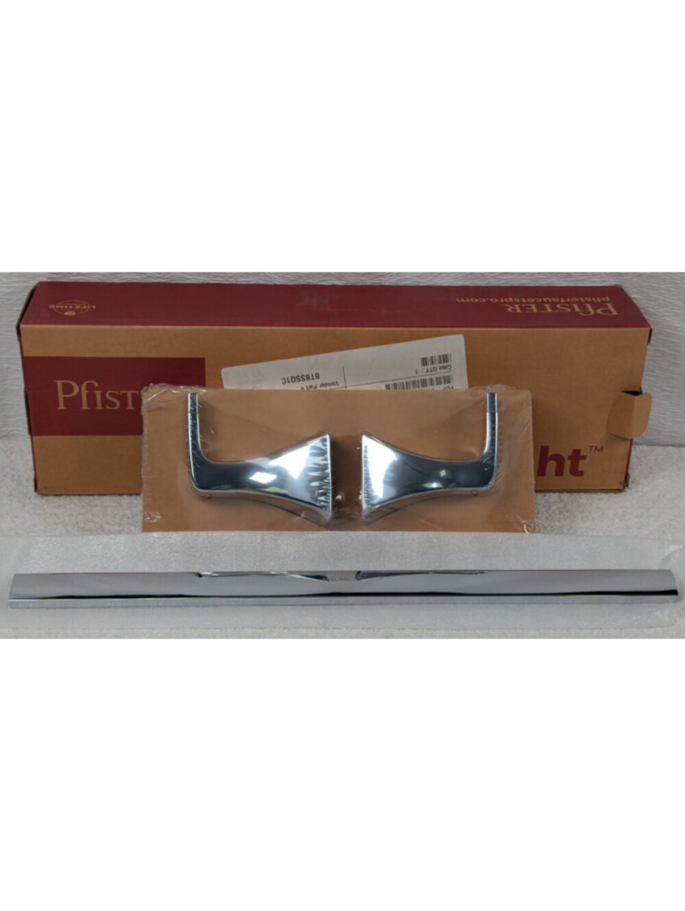 Pfister - BTB-SSQ1C - 18 inch Towel Bar - Polished Chrome